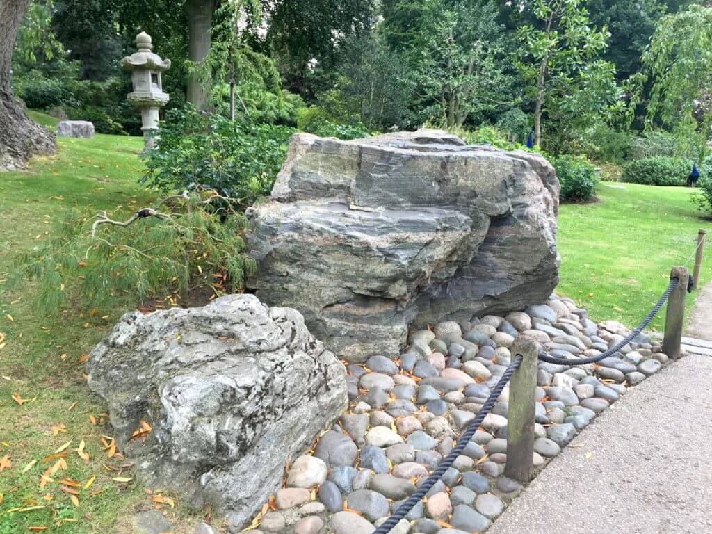 rocks-symbolising-mountains-japanese-garden