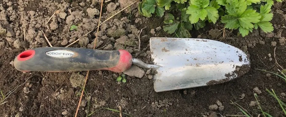 Trowel with rubberised handle