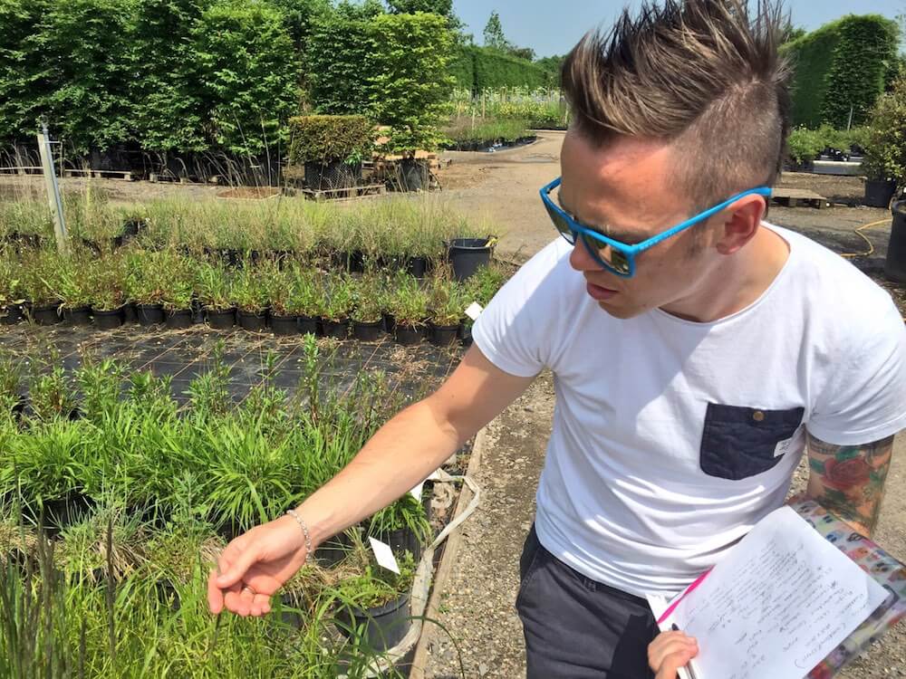 Garden ninja selecting plants at hortus