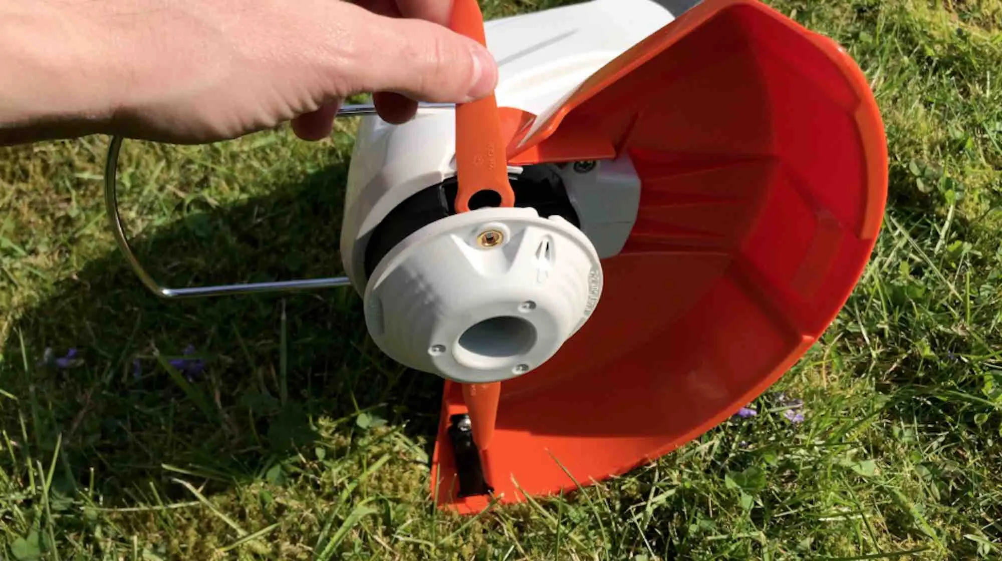 Garden Blogger Lee shows the Stihl strimmer blades