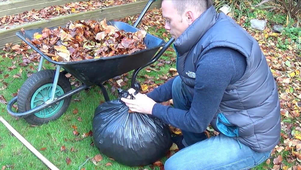 tying a bin bag