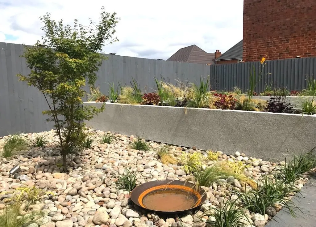 A modernist garden design by Garden Ninja with Corten steel water bowl