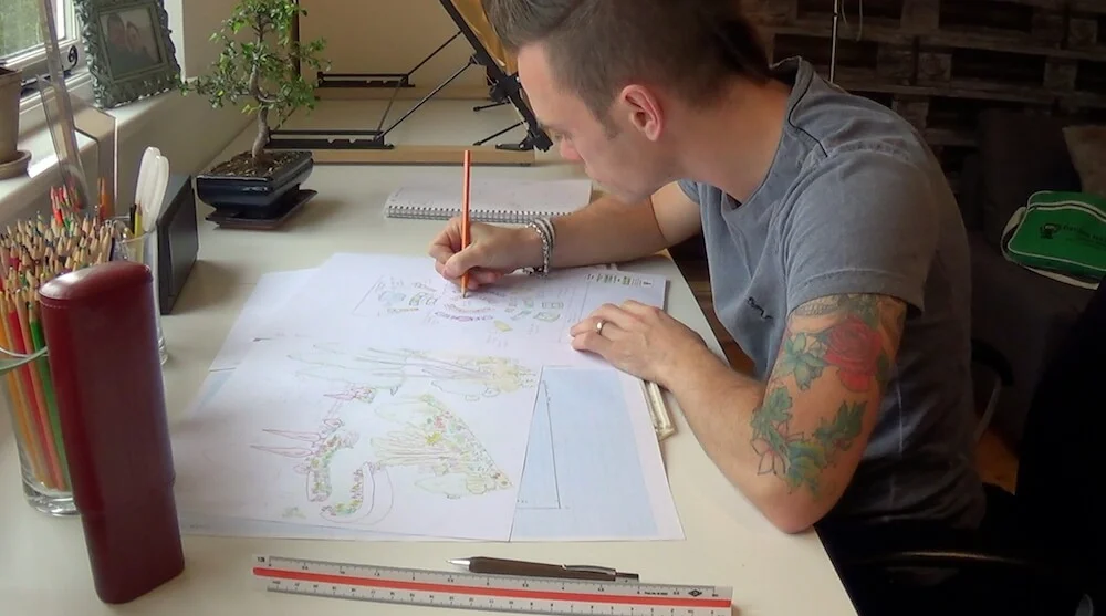 Garden Blogger Lee Burkhill dessinant à la main un dessin de jardin