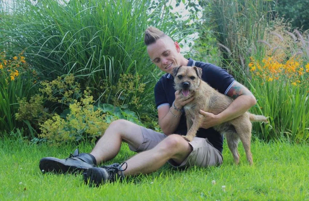 Garden Ninja avec son chien Barry le border terrier