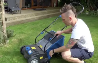 An electric scarifier for a lawn