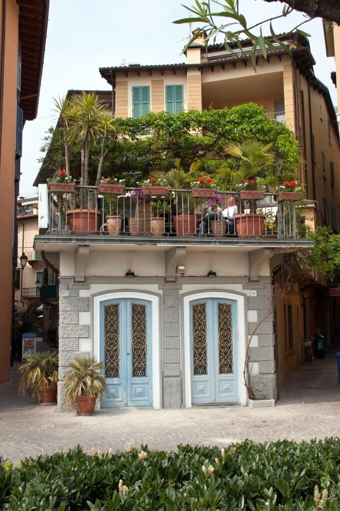 A well design balcony garden